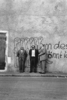 Image of sheet 19800483 photo 7: Drei Maenner vor Graffiti, Niederdorf, 1980.
Vollversammlung der Bewegten auf der Grossmünsterterasse. Zürich 

gerahmt framed with passepartout 50 x 62 cm
Exhibition: Zurich, The Eighties Photobastei Zürich 2020