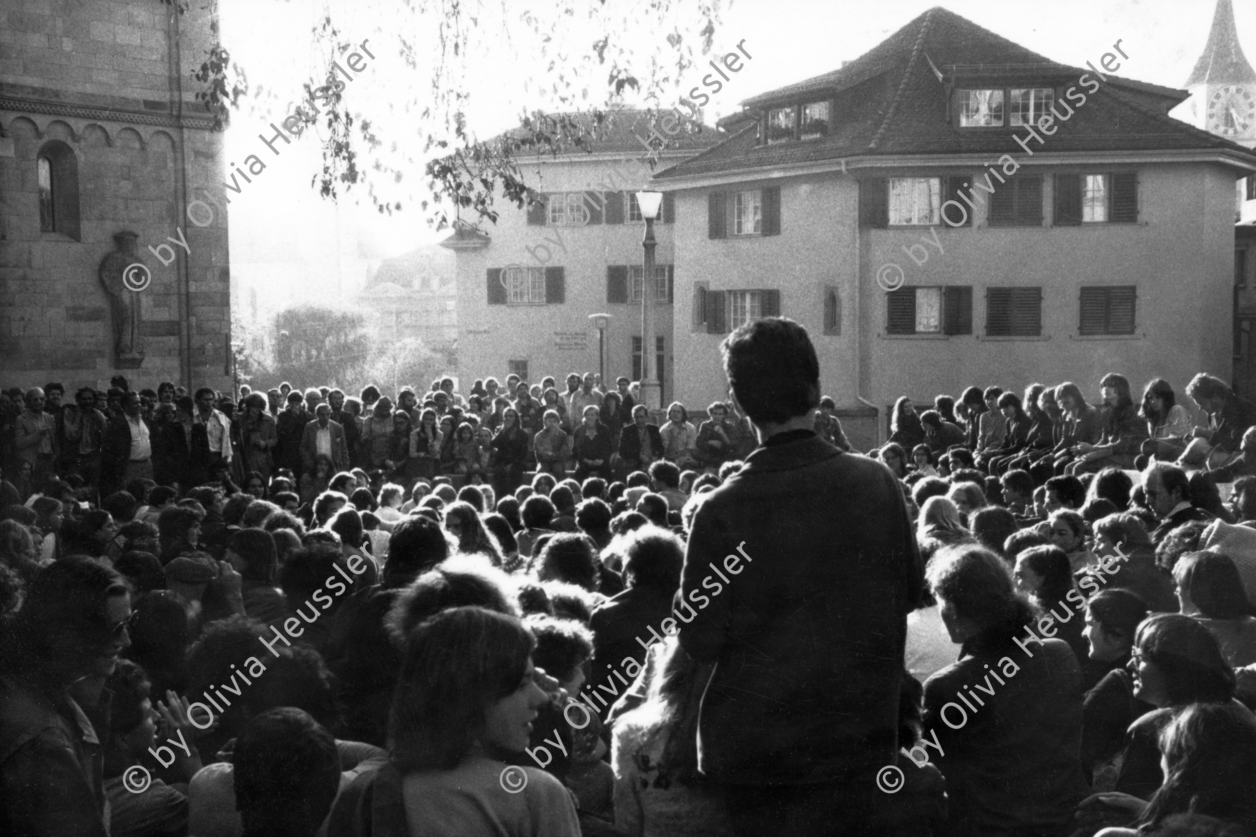 Image of sheet 19800483 photo 8: Jugendbewegung Bewegig Zürich Zürcher Jugendbewegung 1980 80er 
VV Vollversammlung hinter dem Grossmünster Drei Männer als Gaffer in sicherer Distanz während Vollversammlung der Bewegten auf der Grossmünsterterasse. Zürich 05.10.80

Kreis 1 eins Switzerland Europe

Jugendbewegung Bewegig AJZ Zürcher Jugendunruhen Demonstrationen
Zürich youth movement protest 1980 √
Exhibition: Couvrage Action. Zürcher Künstler, Züspa, Zürich 1980.
On Resin Coated Paper with  sulphur toning
Falsche Nummer im Buch
From: Zürich Sommer 1980
