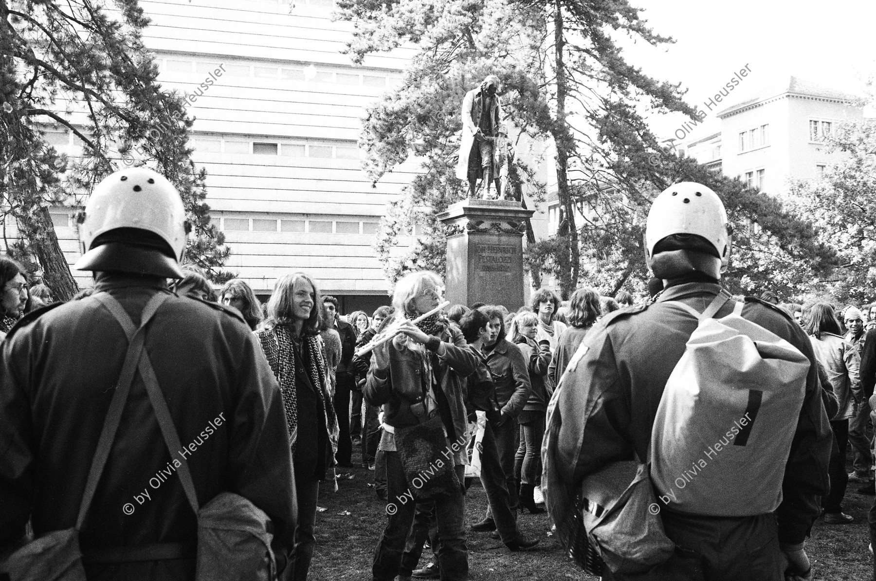 Image of sheet 19800490 photo 1: Junge Frau spielt unter dem Pestalozzidenkmal Querfloete, Zuerich 1980.
Jugendbewegung Bewegig AJZ Zürcher Jugendunruhen Demonstrationen
youth movement
Exhibition: Zurich, The Eighties Photobastei Zürich 2020