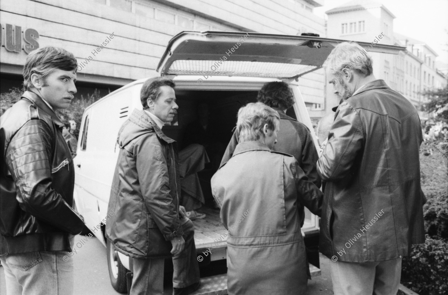 Image of sheet 19800490 photo 12: Die Polizei verhindert am 11. Oktober 1980 auf der Pestalozziwiese in Zuerich einen friedlichen Protest der Jugendbewegung und verhaftet viele.
Bewegig AJZ Zürcher Jugendunruhen Demonstrationen
youth movement