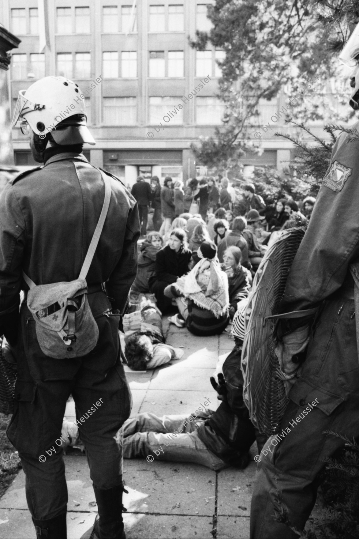 Image of sheet 19800490 photo 14: Auf der Pestalozziwiese findet am 11. Oktober 1980 in Zuerich ein Sit-In statt. 
Jugendbewegung Bewegig AJZ Zürcher Jugendunruhen Demonstrationen
youth movement