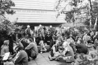 Image of sheet 19800490 photo 15: Auf der Pestalozziwiese findet eine Informationsaktion statt. Die Stadtpolizei lässt die dialogbereiten AJZ-AnhängerInnen, die mit fingierten Auseinandersetzungen ein spontanes Strassentheater mit gemimten PolizistInnen inszenieren, nicht gewähren und verhaftet 144 Personen. Nachdem diese Aktion durch die neue Einkreistaktik der Polizei verhindert worden ist, machen sich in den gemässigten Kreisen der Bewegung Resignation, Enttäuschung und Verzweiflung breit. 



Jugendbewegung Bewegig AJZ Zürcher Jugendunruhen Demonstrationen