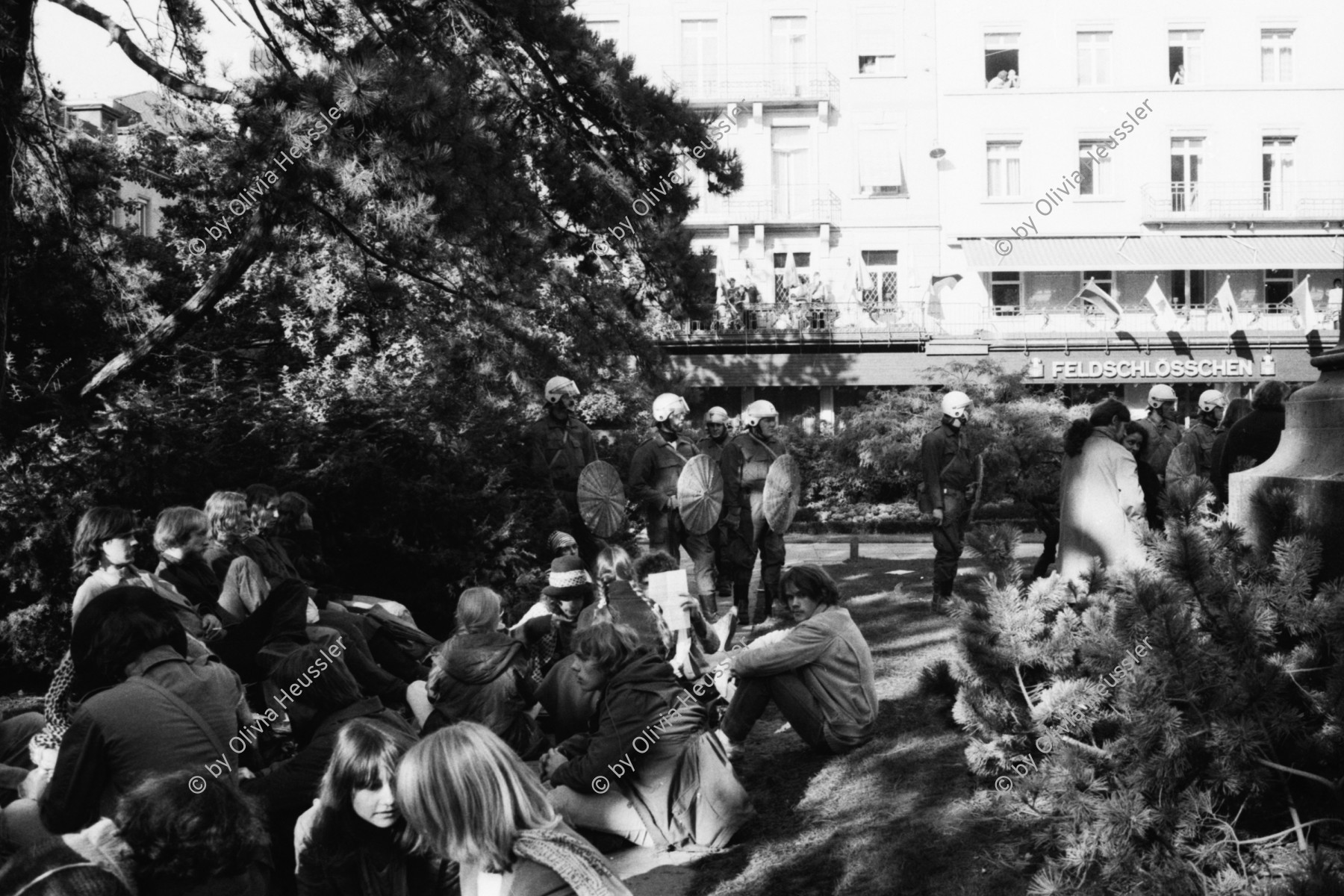 Image of sheet 19800490 photo 16: Die Polizei verhindert am 11. Oktober 1980 auf der Pestalozziwiese in Zuerich einen friedlichen Protest der Jugendbewegung und verhaftet viele.
Bewegig Zürcher Jugendunruhen Demonstrationen
youth movement