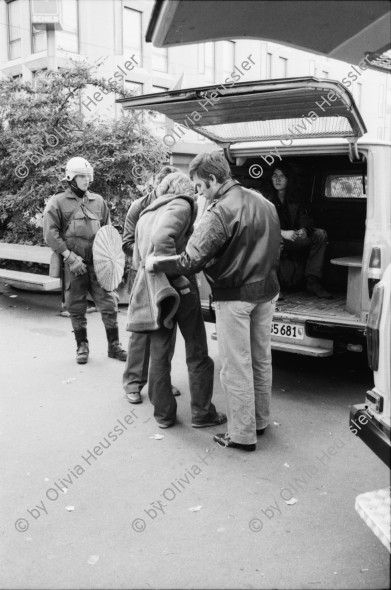 Image of sheet 19800490 photo 21: Die Polizei verhindert am 11. Oktober 1980 auf der Pestalozziwiese in Zuerich einen friedlichen Protest der Jugendbewegung und verhaftet viele.
Bewegig AJZ Zürcher Jugendunruhen Demonstrationen
youth movement