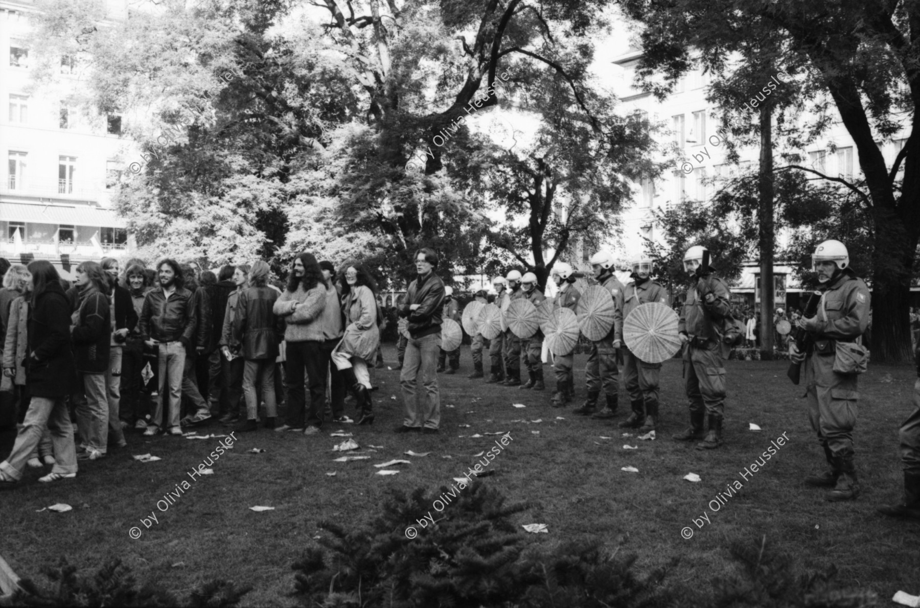 Image of sheet 19800490 photo 24: Die Polizei verhindert am 11. Oktober 1980 auf der Pestalozziwiese in Zuerich einen friedlichen Protest der Jugendbewegung und verhaftet viele.
Bewegig Zürcher Jugendunruhen Demonstrationen
youth movement