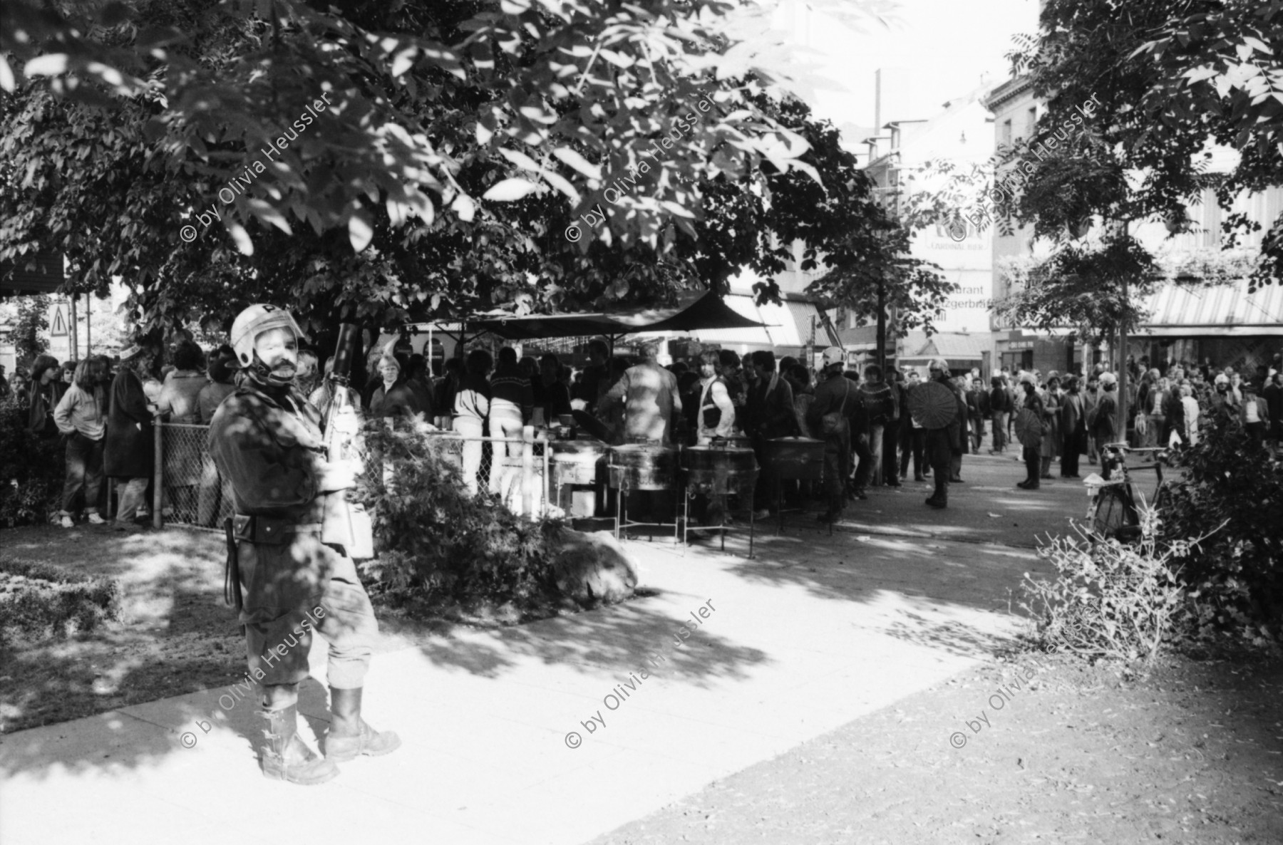 Image of sheet 19800490 photo 25: Die Polizei verhindert am 11. Oktober 1980 auf der Pestalozziwiese in Zuerich einen friedlichen Protest der Jugendbewegung und verhaftet viele.
Bewegig AJZ Zürcher Jugendunruhen Demonstrationen
youth movement