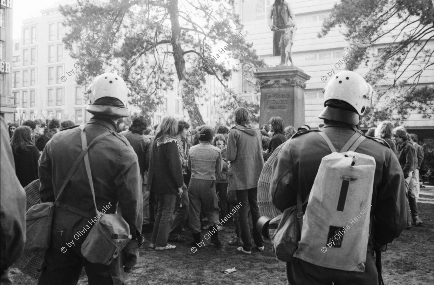 Image of sheet 19800490 photo 26: Die Polizei verhindert am 11. Oktober 1980 auf der Pestalozziwiese in Zuerich einen friedlichen Protest der Jugendbewegung und verhaftet viele.
Bewegig Zürcher Jugendunruhen Demonstrationen
youth movement