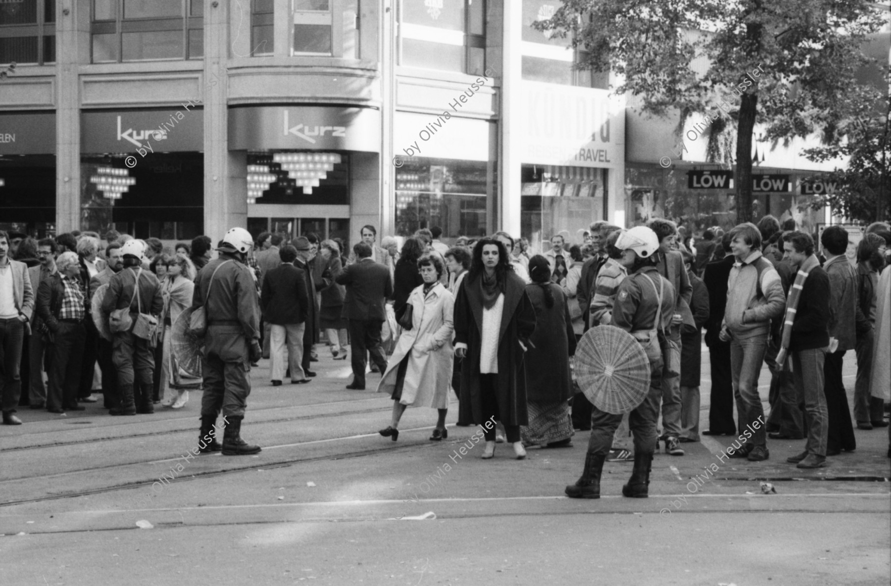 Image of sheet 19800490 photo 27: Die Polizei verhindert am 11. Oktober 1980 auf der Bahnhofstrasse in Zuerich einen friedlichen Protest der Jugendbewegung und verhaftet viele.
Bewegig Zürcher Jugendunruhen Demonstrationen
youth movement