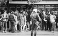 Image of sheet 19800490 photo 28: Die Polizei verhindert am 11. Oktober 1980 in der Bahnhofstrasse in Zuerich einen friedlichen Protest der Jugendbewegung und verhaftet viele.
Bewegig Zürcher Jugendunruhen Demonstrationen
youth movement