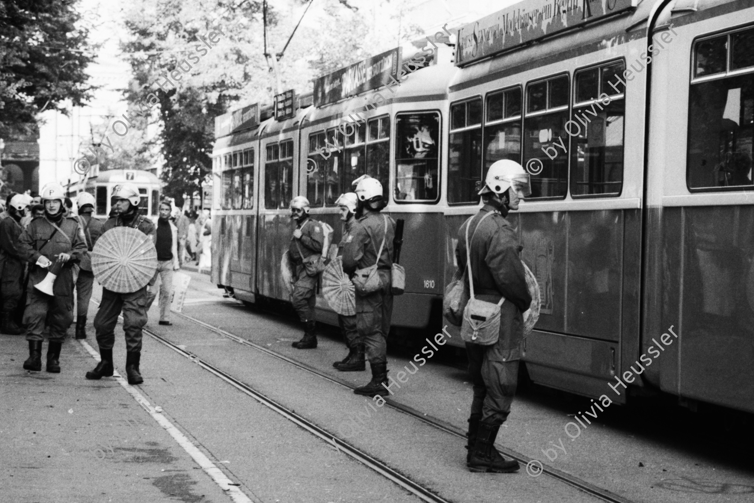 Image of sheet 19800490 photo 29: Die Polizei verhindert am 11. Oktober 1980 in der Bahnhofstrasse in Zuerich einen friedlichen Protest der Jugendbewegung.
Bewegig Zürcher Jugendunruhen Demonstrationen Mirage Tram VBZ
youth movement