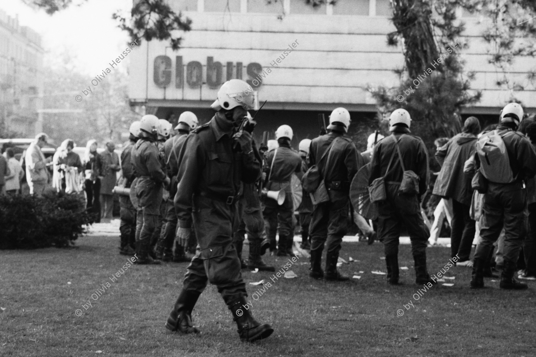 Image of sheet 19800490 photo 30: Die Polizei verhindert am 11. Oktober 1980 auf der Pestalozziwiese in Zuerich einen friedlichen Protest der Jugendbewegung und verhaftet viele.
Bewegig Zürcher Jugendunruhen Demonstrationen
youth movement