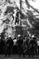 Image of sheet 19800490 photo 31: Die Polizei verhindert am 11. Oktober 1980 auf der Pestalozziwiese in Zuerich einen friedlichen Protest der Jugendbewegung. 
Bewegig Zürcher Jugendunruhen Demonstrationen Pestalozzidenkmal
youth movement