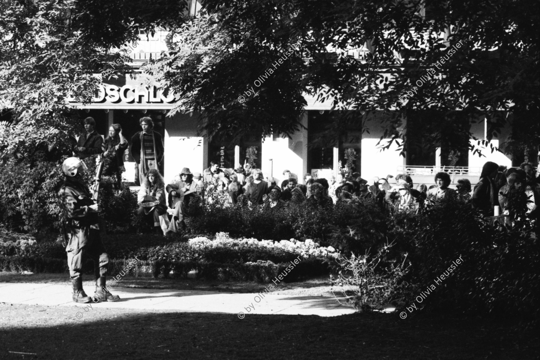 Image of sheet 19800490 photo 32: Die Polizei verhindert am 11. Oktober 1980 auf der Pestalozziwiese in Zuerich einen friedlichen Protest der Jugendbewegung und verhaftet viele.
Bewegig Zürcher Jugendunruhen Demonstrationen
youth movement