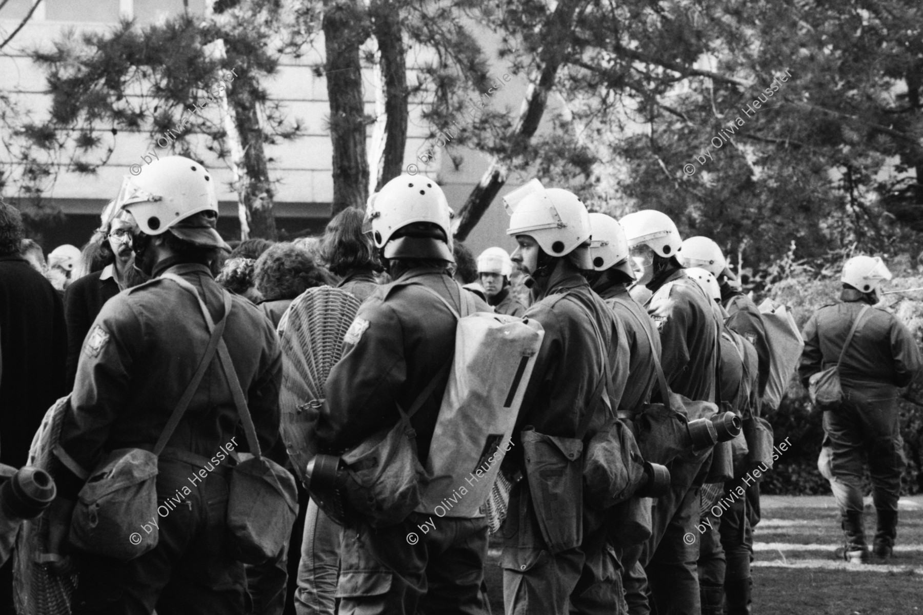 Image of sheet 19800490 photo 34: Die Polizei verhindert am 11. Oktober 1980 auf der Pestalozziwiese in Zuerich einen friedlichen Protest der Jugendbewegung.
Bewegig Zürcher Jugendunruhen Demonstrationen
youth movement