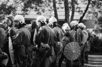 Image of sheet 19800490 photo 35: Die Polizei verhindert am 11. Oktober 1980 auf der Pestalozziwiese in Zuerich einen friedlichen Protest der Jugendbewegung.
Bewegig Zürcher Jugendunruhen Demonstrationen
youth movement