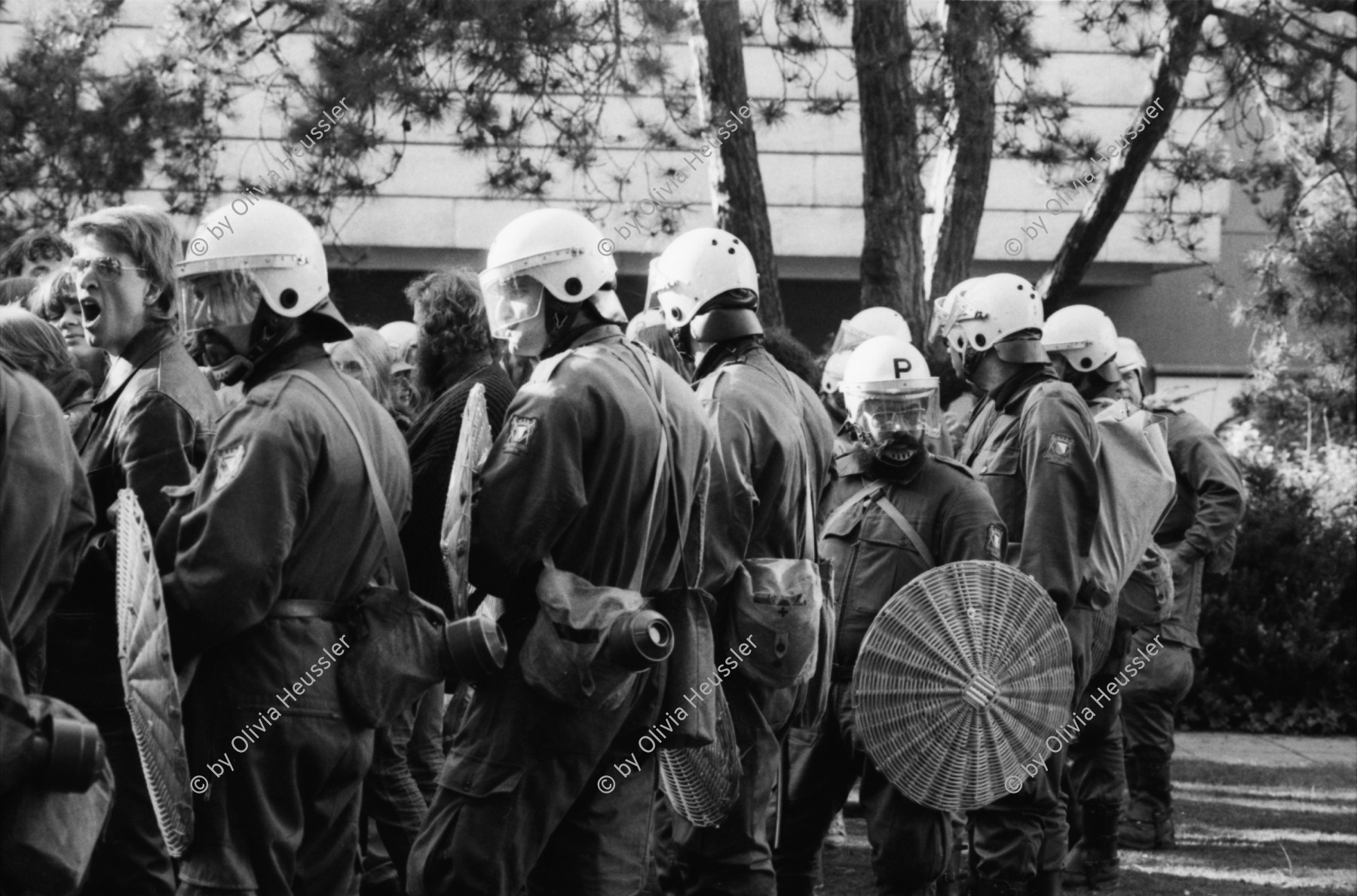 Image of sheet 19800490 photo 35: Die Polizei verhindert am 11. Oktober 1980 auf der Pestalozziwiese in Zuerich einen friedlichen Protest der Jugendbewegung.
Bewegig Zürcher Jugendunruhen Demonstrationen
youth movement