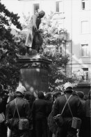 Image of sheet 19800490 photo 37: Die Polizei verhindert am 11. Oktober 1980 unter dem Denkmal fuer Pestalozzi in Zuerich einen friedlichen Protest der Jugendbewegung.
Bewegig Zürcher Jugendunruhen Demonstrationen
youth movement