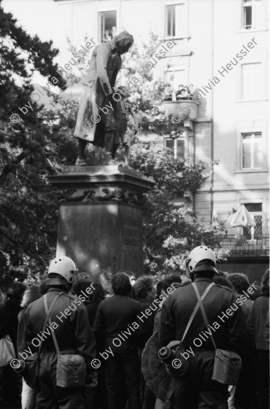 Image of sheet 19800490 photo 37: Die Polizei verhindert am 11. Oktober 1980 unter dem Denkmal fuer Pestalozzi in Zuerich einen friedlichen Protest der Jugendbewegung.
Bewegig Zürcher Jugendunruhen Demonstrationen
youth movement