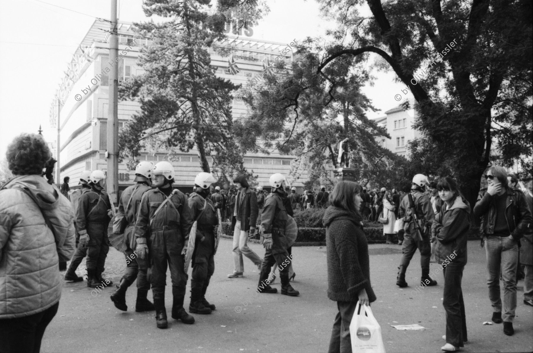 Image of sheet 19800490 photo 4: Die Polizei verhindert am 11. Oktober 1980 auf der Pestalozziwiese in Zuerich einen friedlichen Protest der Jugendbewegung.
Bewegig AJZ Zürcher Jugendunruhen Demonstrationen
youth movement