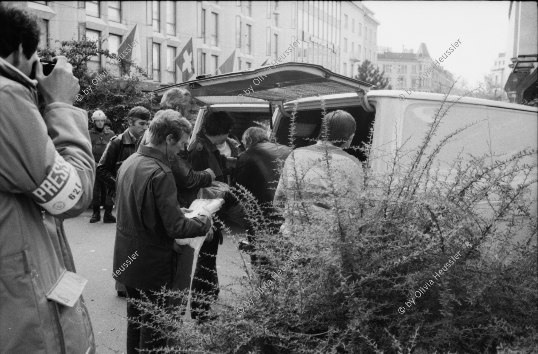 Image of sheet 19800490 photo 9: Die zivile Polizei verhindert am 11. Oktober 1980 auf der Pestalozziwiese in Zuerich einen friedlichen Protest der Jugendbewegung und verhaftet viele.
Bewegig AJZ Zürcher Jugendunruhen Demonstrationen
youth movement