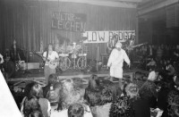 Image of sheet 19800501 photo 0: Konzert Schroeder's Road Show. Rote Fabrik. 
Transparente mit 'Low Budget' Kulturleichen 
Jugendbewegung Bewegig AJZ Zürcher Jugendunruhen Demonstrationen
