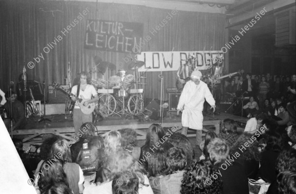 Image of sheet 19800501 photo 0: Konzert Schroeder's Road Show. Rote Fabrik. 
Transparente mit 'Low Budget' Kulturleichen 
Jugendbewegung Bewegig AJZ Zürcher Jugendunruhen Demonstrationen