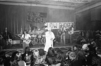 Image of sheet 19800501 photo 1: Konzert Schroeder's Road Show. Rote Fabrik. 
Transparente mit 'Low Budget' Kulturleichen 
Jugendbewegung Bewegig AJZ Zürcher Jugendunruhen Demonstrationen