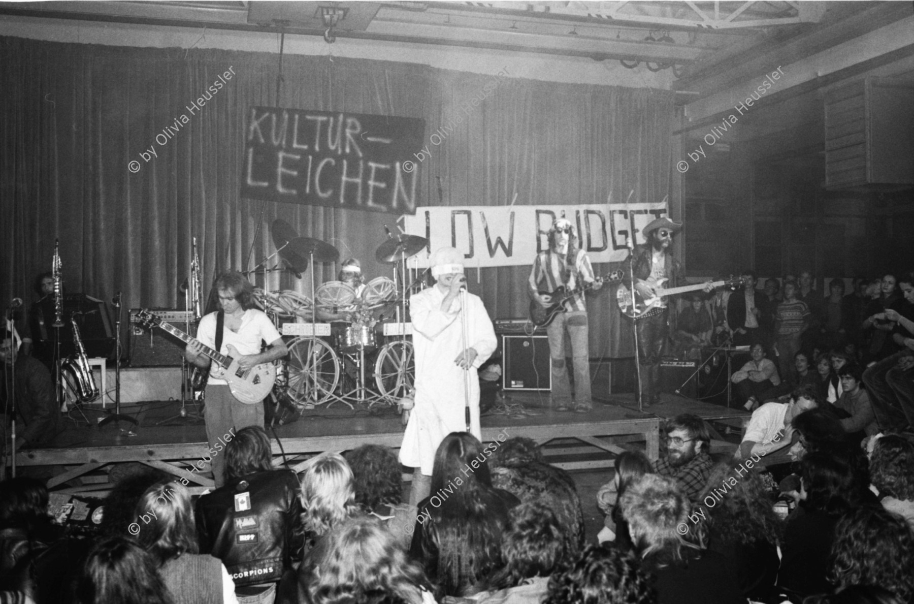 Image of sheet 19800501 photo 1: Konzert Schroeder's Road Show. Rote Fabrik. 
Transparente mit 'Low Budget' Kulturleichen 
Jugendbewegung Bewegig AJZ Zürcher Jugendunruhen Demonstrationen