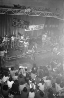 Image of sheet 19800501 photo 11: Konzert Schroeder's Road Show. Rote Fabrik. 
Transparente mit 'Low Budget' Kulturleichen 
Jugendbewegung Bewegig AJZ Zürcher Jugendunruhen Demonstrationen