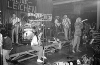 Image of sheet 19800501 photo 12: Konzert Schroeder's Road Show. Rote Fabrik. 
Transparente mit 'Low Budget' Kulturleichen 
Jugendbewegung Bewegig AJZ Zürcher Jugendunruhen Demonstrationen