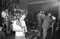 Image of sheet 19800501 photo 13: Konzert Schroeder's Road Show. Rote Fabrik. 
Transparente mit 'Low Budget' Kulturleichen 
Jugendbewegung Bewegig AJZ Zürcher Jugendunruhen Demonstrationen