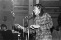 Image of sheet 19800501 photo 15: Konzert Schroeder's Road Show. Rote Fabrik. 
Transparente mit 'Low Budget' Kulturleichen 
Jugendbewegung Bewegig AJZ Zürcher Jugendunruhen Demonstrationen