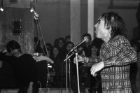 Image of sheet 19800501 photo 16: Konzert Schroeder's Road Show. Rote Fabrik. 
Transparente mit 'Low Budget' Kulturleichen 
Jugendbewegung Bewegig AJZ Zürcher Jugendunruhen Demonstrationen