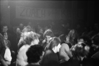 Image of sheet 19800501 photo 34: Konzert Schroeder's Road Show. Rote Fabrik. 
Transparente mit 'Low Budget' Kulturleichen 
Jugendbewegung Bewegig AJZ Zürcher Jugendunruhen Demonstrationen