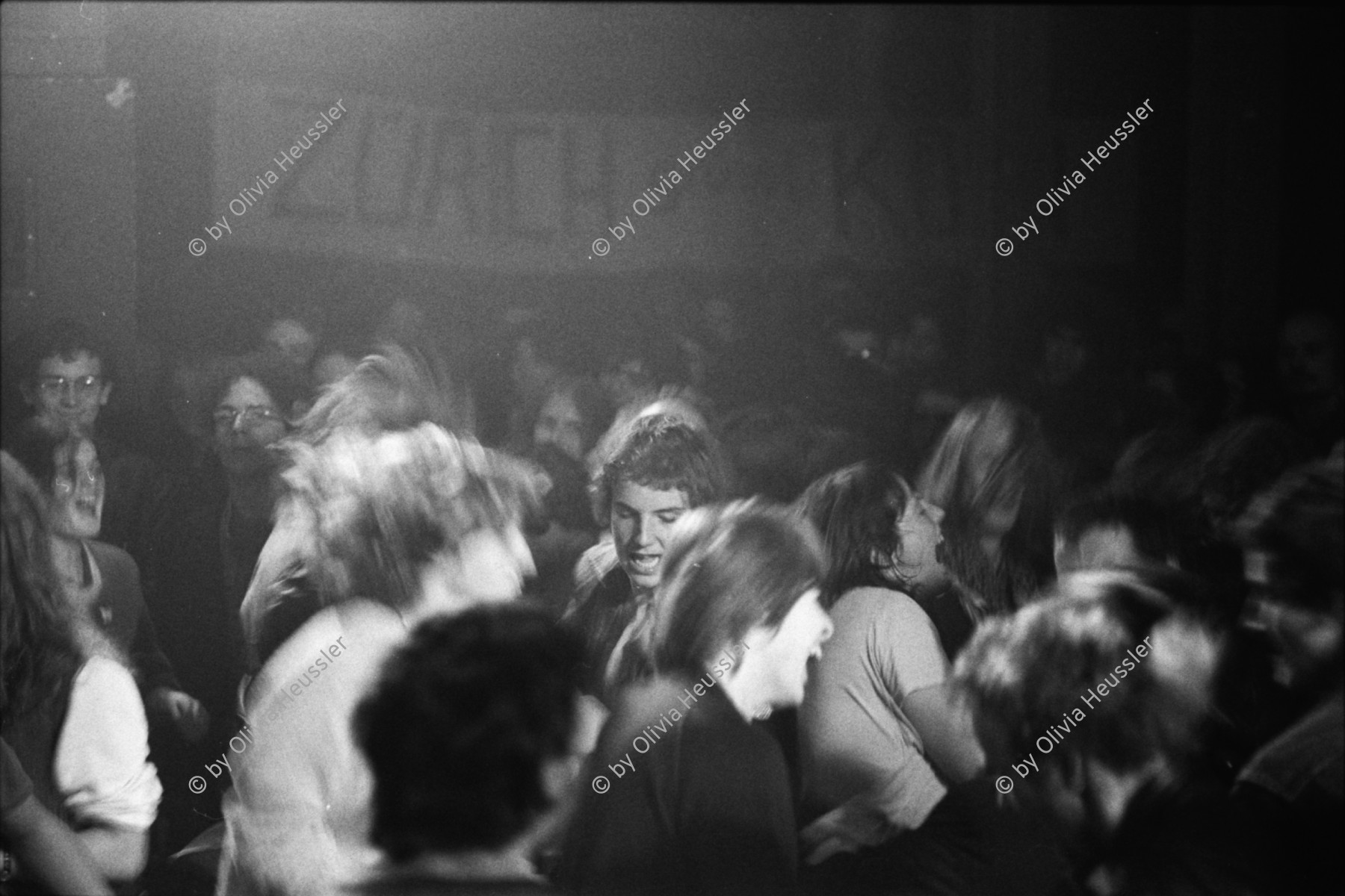 Image of sheet 19800501 photo 34: Konzert Schroeder's Road Show. Rote Fabrik. 
Transparente mit 'Low Budget' Kulturleichen 
Jugendbewegung Bewegig AJZ Zürcher Jugendunruhen Demonstrationen