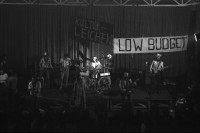 Image of sheet 19800501 photo 7: Konzert Schroeder's Road Show. Rote Fabrik. 
Transparente mit 'Low Budget' Kulturleichen 
Jugendbewegung Bewegig AJZ Zürcher Jugendunruhen Demonstrationen