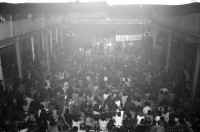 Image of sheet 19800501 photo 9: Konzert Schroeder's Road Show. Rote Fabrik. 
Transparente mit 'Low Budget' Kulturleichen 
Jugendbewegung Bewegig AJZ Zürcher Jugendunruhen Demonstrationen