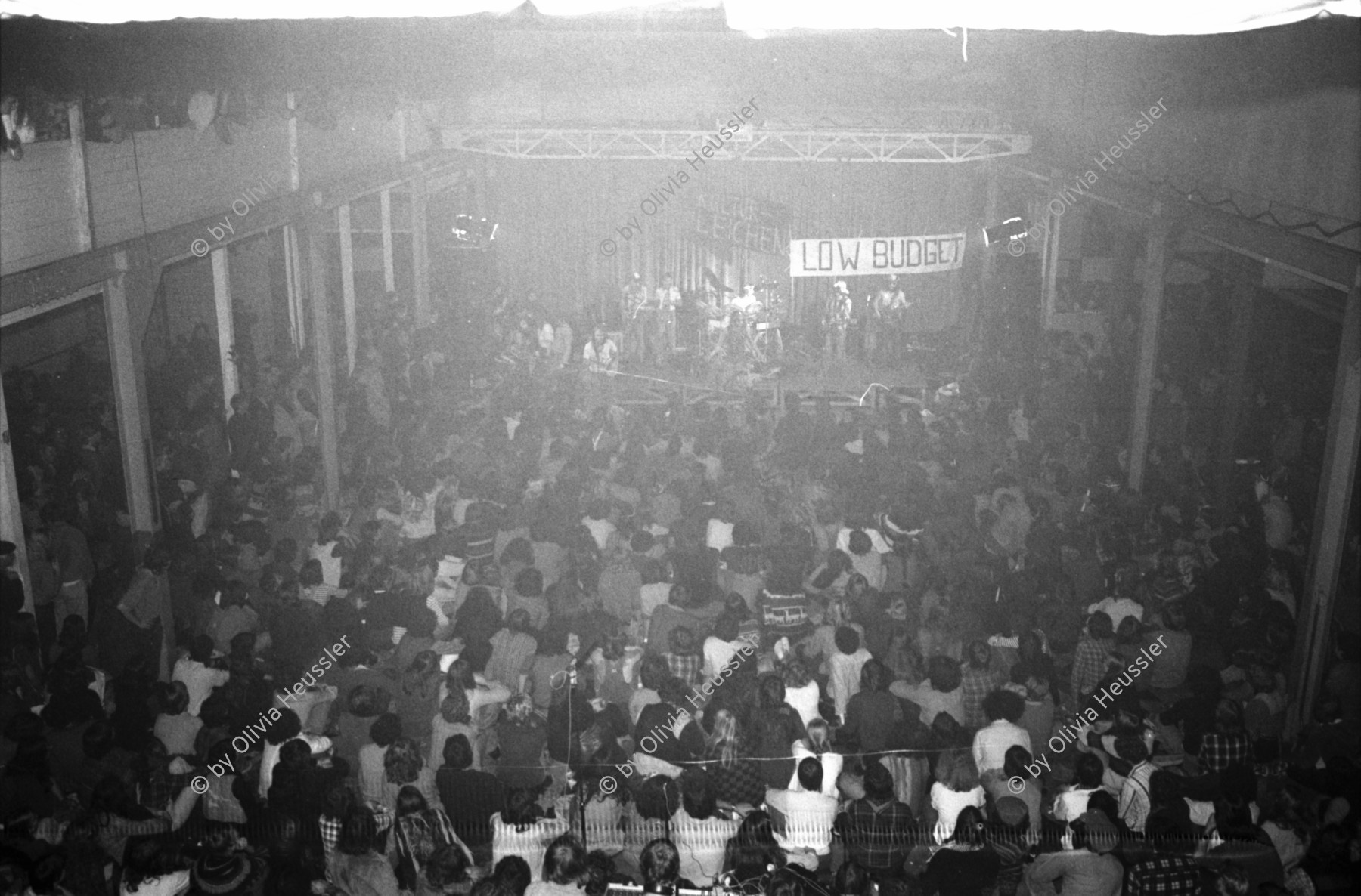 Image of sheet 19800501 photo 9: Konzert Schroeder's Road Show. Rote Fabrik. 
Transparente mit 'Low Budget' Kulturleichen 
Jugendbewegung Bewegig AJZ Zürcher Jugendunruhen Demonstrationen