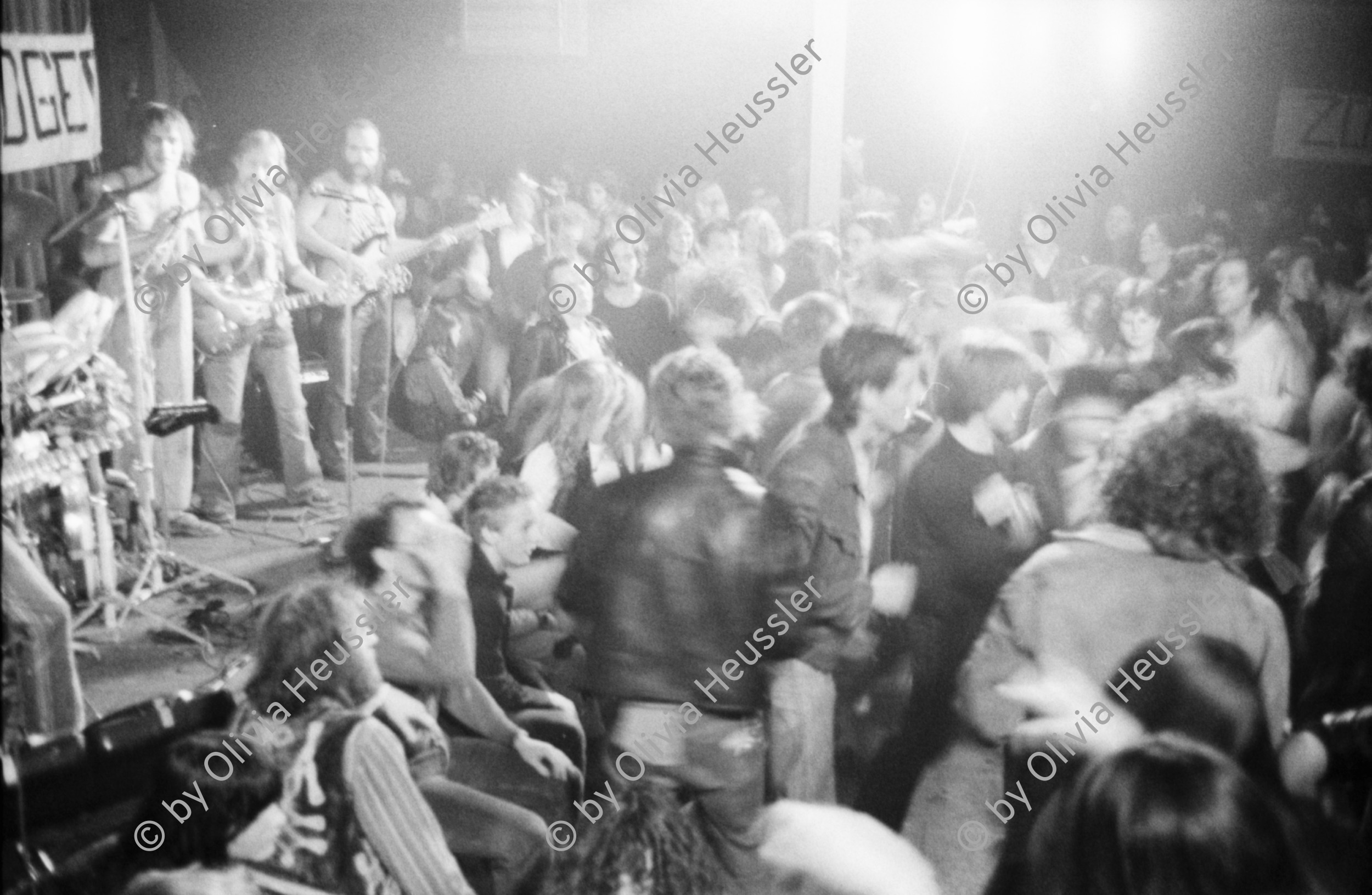 Image of sheet 19800502 photo 29: Konzert mit der  Deutschen Band Schroeder's Road Show, Aktionshalle Rote Fabrik, Zürich 1980.
Jugendbewegung Bewegig AJZ Zürcher Jugendunruhen Demonstrationen