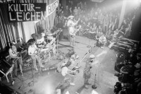 Image of sheet 19800502 photo 6: Konzert mit der  Deutschen Band Schroeder's Road Show, Aktionshalle Rote Fabrik, Zürich 1980.
Jugendbewegung Bewegig AJZ Zürcher Jugendunruhen Zürich SchweizDemonstrationen
youth movement Zürich 1980 √