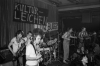 Image of sheet 19800503 photo 13: Konzert mit Schroeder's Road Show in der Aktionshalle 
Rote Fabrik Kulturleichen Low Budget
Jugendbewegung Bewegig AJZ Zürcher Jugendunruhen 
Exhibition 2020 Ziegel oh Lac