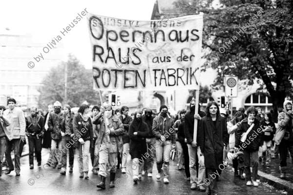 Image of sheet 19800511 photo 0: Demonstration für ein Kulturbetrieb in der Roten Fabrik waehrend den Zuercher Unruhen in Zuerich, 1980.
'Opernhaus raus aus der Roten Fabrik'
Jugendbewegung Bewegig AJZ Zürcher Jugendunruhen 
youth movement Zürich 
Exhibition: 
Belgrade Photo Month 2019
Ausstellung 2020 Ziegel oh Lac, Rote Fabrik