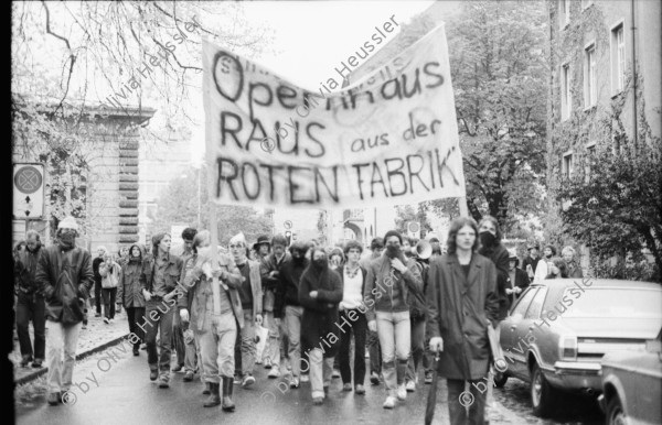 Image of sheet 19800511 photo 1: Demo 'Opernhaus raus aus der Roten fabrik'mit Roli Fischbacher. Maulwurf transpi.'AJZ und Amnestie statt Repression und Entlassungen 'Vor BGZ. 'Kulturleichen auf in die Rote Fabrik' 'Zürich einige Aufhellungen?' Nachtdemo in die Rote Fabrik. Protest youth movement Zürich Schweiz Switzerland 1980
Jugendbewegung Bewegig AJZ Zürcher Jugendunruhen Demonstrationen culture