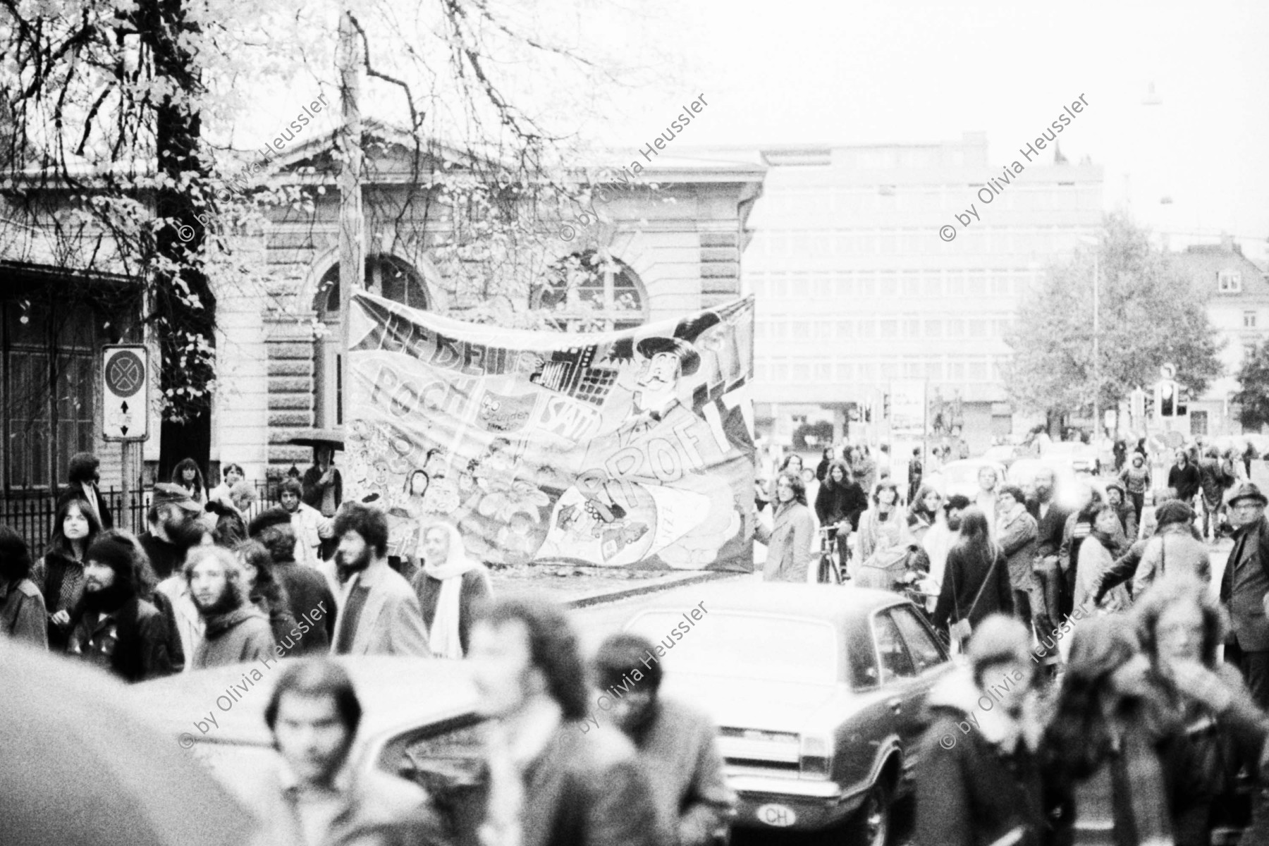 Image of sheet 19800511 photo 12: Demonstration vor der Kanzleiturnhalle für einen Kulturbetrieb in der Roten Fabrik waehrend den Zuercher Jugendunruhen in Zuerich, 1980. 
Jugendbewegung Bewegig AJZ Zürcher youth movement AJZ und Amnestie statt Repression und Entlassungen' Vor BGZ. 
Jugendbewegung Bewegig AJZ Zürcher Jugendunruhen Demonstrationen
youth movement Zürich 1980
Exhibition Ziegel oh Lac 2020