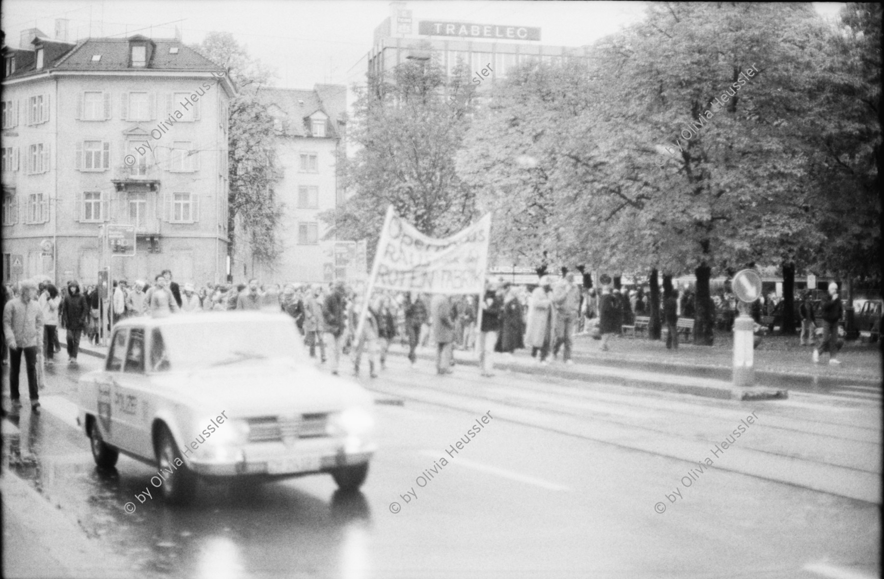 Image of sheet 19800511 photo 16: Demonstration in die Rote Fabrik, Zürich Schweiz 1980.
Jugendbewegung Bewegig AJZ Zürcher Jugendunruhen Demonstrationen culture
Polizei-begleitung im Alfa Romeo