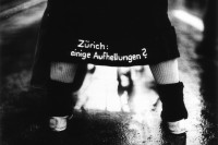 Image of sheet 19800511 photo 20: Zürich: Einige Aufhellungen? steht auf dem Rock, 1980. 
Youth movement
Im Bestand der Fotostiftung Schweiz 24 x 30 cm Barytpapier Vintage 1986.020
Exhibition: Zurich, The Eighties Photobastei 2020