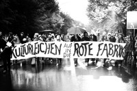 Image of sheet 19800511 photo 21: Demonstration für einen Kulturbetrieb in der Roten Fabrik waehrend den Zuercher Unruhen in Zuerich, 1980. Jugendbewegung Bewegig AJZ Zürcher Jugendunruhen youth movement 
«Kulturleichen auf in die Rote Fabrik»
Jugendbewegung AJZ
Youth movement Zürich  protest

gerahmt framed with passepartout 35x 50 cm
134x247 cm auf Plache für Ausstellung Exhibition Ziegel oh Lac 2020