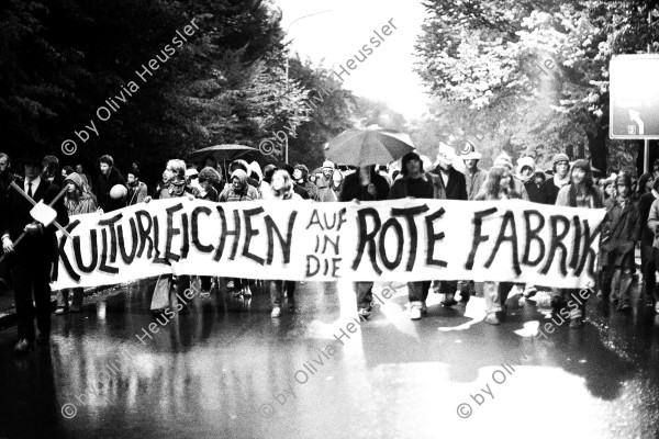 Image of sheet 19800511 photo 21: Demonstration für einen Kulturbetrieb in der Roten Fabrik waehrend den Zuercher Unruhen in Zuerich, 1980. Jugendbewegung Bewegig AJZ Zürcher Jugendunruhen youth movement 
«Kulturleichen auf in die Rote Fabrik»
Jugendbewegung AJZ
Youth movement Zürich  protest

gerahmt framed with passepartout 35x 50 cm
134x247 cm auf Plache für Ausstellung Exhibition Ziegel oh Lac 2020