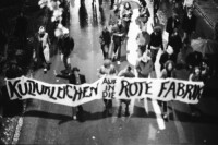 Image of sheet 19800511 photo 24: Demonstration in die Rote Fabrik, Zürich 1980.
Protest youth movement 
Jugendbewegung Bewegig AJZ Zürcher Jugendunruhen Demonstrationen culture