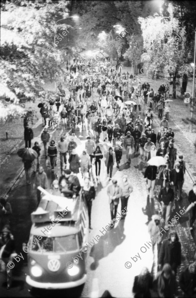 Image of sheet 19800511 photo 27: Demonstration für einen Kulturbetrieb in der Roten Fabrik waehrend den Zuercher Unruhen in Zuerich, 1980. Nachtdemo in die Rote Fabrik. Protest youth movement Zürich Schweiz Switzerland 1980
Jugendbewegung Bewegig AJZ Zürcher Jugendunruhen Demonstrationen culture
 VW-Bus
Exhibition: Ziegel oh Lac 2020